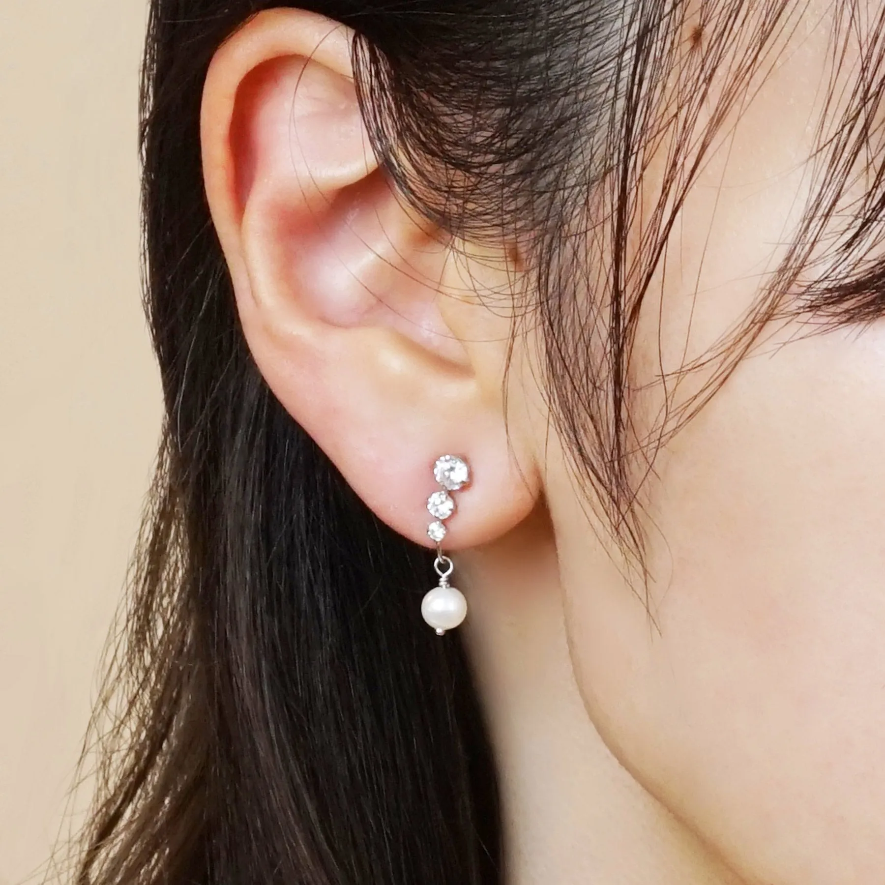 [Airy Clip-On Earrings] Swinging Pearl Earrings (10K White Gold)
