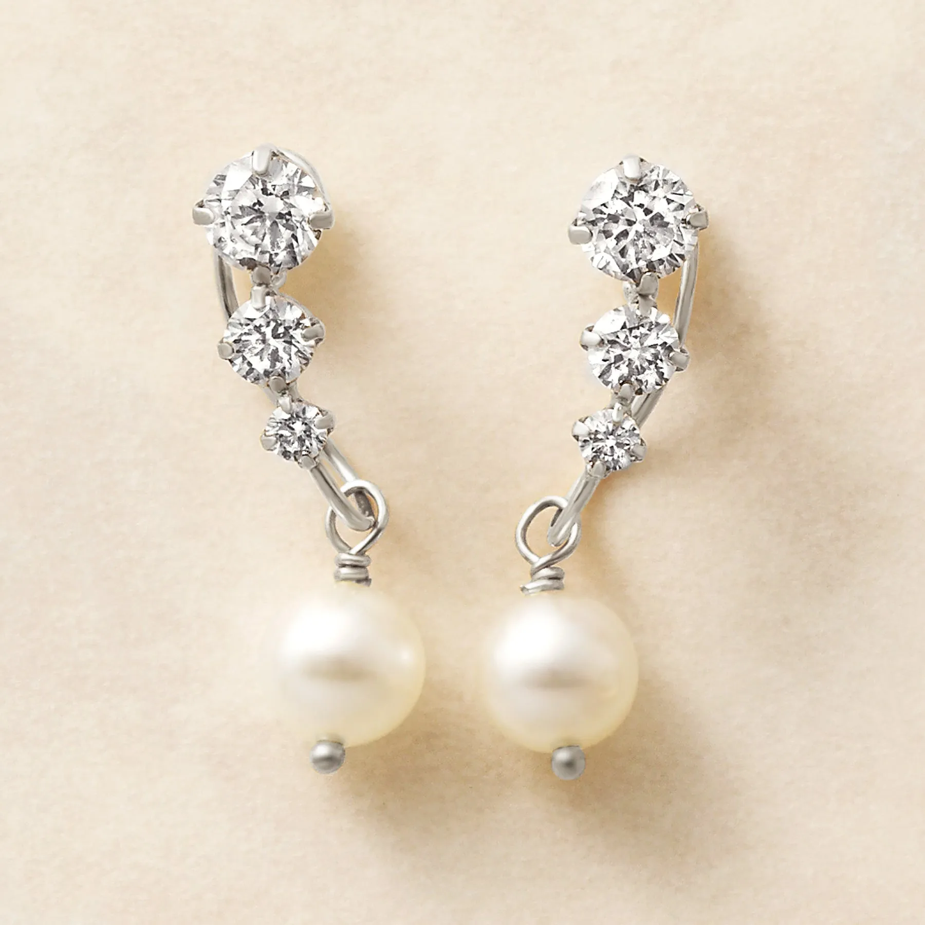 [Airy Clip-On Earrings] Swinging Pearl Earrings (10K White Gold)