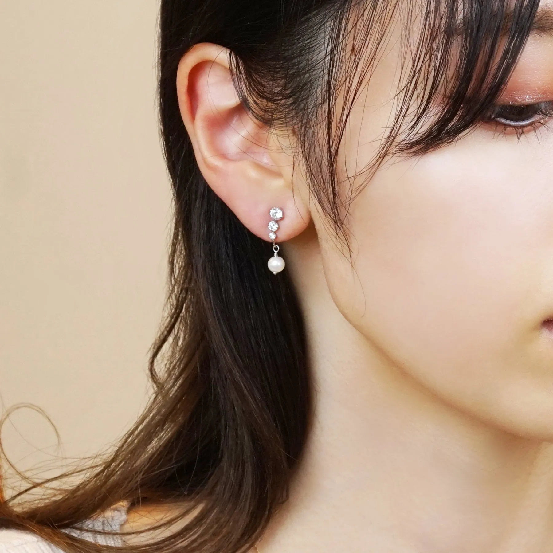 [Airy Clip-On Earrings] Swinging Pearl Earrings (10K White Gold)